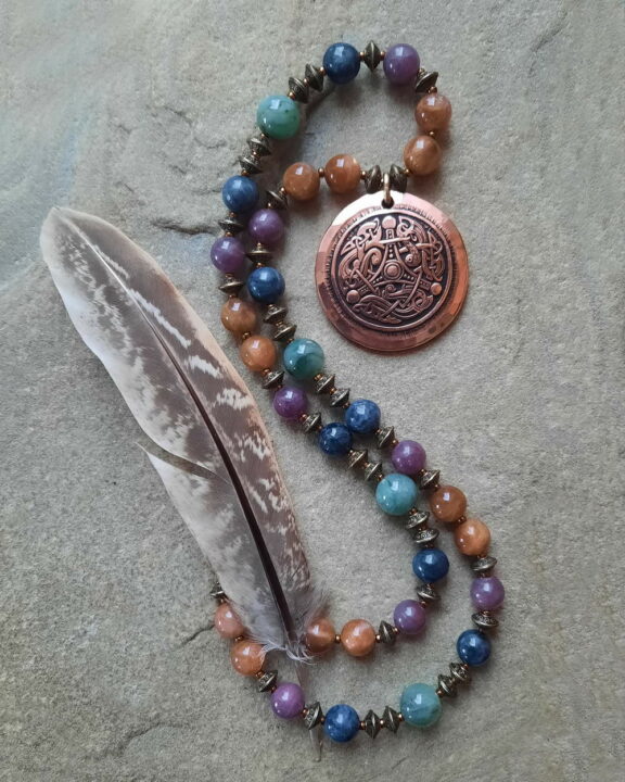 Smaragd Rubin Sonnenstein Saphir Triquetra Ohm Aum Om Sternzeichen Sternentor Sonne Einhornschmuck Einhorn Einhornkette Venusblume Drache Heilung Metatron Crop Circle Necklace Goddess of Love Healing Stones Crystals Venusflower protect Flower of Life Amulett Göttin Liebe Kette Halskette Heilsteine Lichtbringer Kupferschmuck Symbole Symbolschmuck Harmonie Zauberwesen Valentinstagsgeschenk Geschenk Hochzeitsgeschenk Edelsteinschmuck Edelsteinkette Edelsteinanhänger Heilsteinschmuck Heilsteinanhänger Glücksbringer Schutzsymbol Glückssteine Lebensblume Blume des Lebens Schutzengel Heilige Geometrie Kraftort Kraftorte Runen Futhark Vikings Germanen Vikinger Runenalphabet Runenschutzkreis Alternativschmuck Kelten Keltischer Schmuck Germanen Germanischer Schmuck Magie Baum des Lebens Yggdrasil Triskele Allverbunden Verbundenheit Dreieinigkeit Dreifaltigkeit Einheit Medizinrad Nornen Schicksalsnetz Skulds Netz Skuld Energie Heilsteine Spiegelamulett Sternzeichen Rune Triskele Hochzeitsschmuck Dirndlschmuck Trachtenschmuck