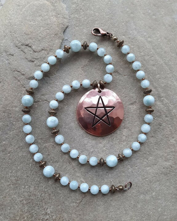 Engelshaut Triquetra Ohm Aum Om Sternzeichen Sternentor Sonne Einhornschmuck Einhorn Einhornkette Venusblume Drache Heilung Metatron Crop Circle Necklace Goddess of Love Healing Stones Crystals Venusflower protect Flower of Life Amulett Göttin Liebe Kette Halskette Heilsteine Lichtbringer Kupferschmuck Symbole Symbolschmuck Harmonie Zauberwesen Valentinstagsgeschenk Geschenk Hochzeitsgeschenk Edelsteinschmuck Edelsteinkette Edelsteinanhänger Heilsteinschmuck Heilsteinanhänger Glücksbringer Schutzsymbol Glückssteine Lebensblume Blume des Lebens Schutzengel Heilige Geometrie Kraftort Kraftorte Runen Futhark Vikings Germanen Vikinger Runenalphabet Runenschutzkreis Alternativschmuck Kelten Keltischer Schmuck Germanen Germanischer Schmuck Magie Baum des Lebens Yggdrasil Triskele Allverbunden Verbundenheit Dreieinigkeit Dreifaltigkeit Einheit Medizinrad Nornen Schicksalsnetz Skulds Netz Skuld Energie Heilsteine Spiegelamulett Sternzeichen Rune Triskele Hochzeitsschmuck Dirndlschmuck Trachtenschmuck Jewellery Pentagram