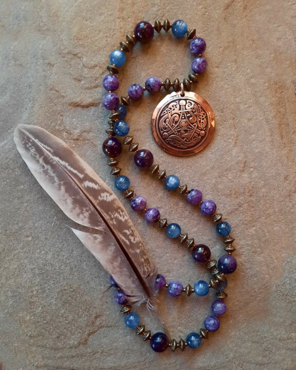 Sugilith Charoit Kyanit Triquetra Ohm Aum Om Sternzeichen Sternentor Sonne Einhornschmuck Einhorn Einhornkette Venusblume Drache Heilung Metatron Crop Circle Necklace Goddess of Love Healing Stones Crystals Venusflower protect Flower of Life Amulett Göttin Liebe Kette Halskette Heilsteine Lichtbringer Kupferschmuck Symbole Symbolschmuck Harmonie Zauberwesen Valentinstagsgeschenk Geschenk Hochzeitsgeschenk Edelsteinschmuck Edelsteinkette Edelsteinanhänger Heilsteinschmuck Heilsteinanhänger Glücksbringer Schutzsymbol Glückssteine Lebensblume Blume des Lebens Schutzengel Heilige Geometrie Kraftort Kraftorte Runen Futhark Vikings Germanen Vikinger Runenalphabet Runenschutzkreis Alternativschmuck Kelten Keltischer Schmuck Germanen Germanischer Schmuck Magie Baum des Lebens Yggdrasil Triskele Allverbunden Verbundenheit Dreieinigkeit Dreifaltigkeit Einheit Medizinrad Nornen Schicksalsnetz Skulds Netz Skuld Energie Heilsteine Spiegelamulett Sternzeichen Rune Triskele Hochzeitsschmuck Dirndlschmuck Trachtenschmuck Jewellery Pentagram