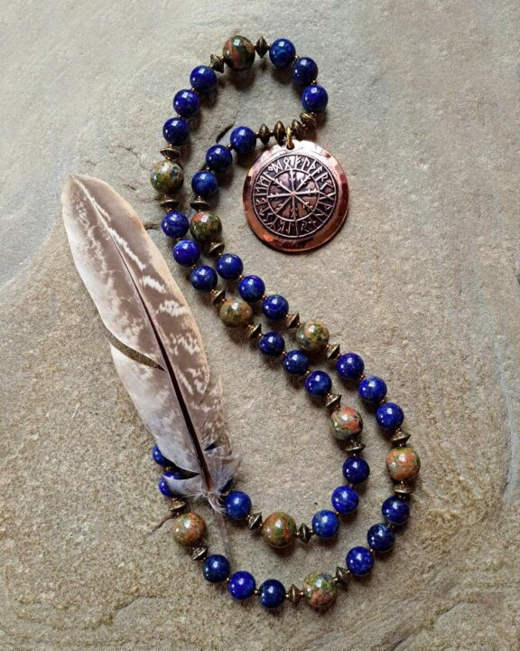 Lapislazuli Unakit Triquetra Ohm Aum Om Sternzeichen Sternentor Sonne Einhornschmuck Einhorn Einhornkette Venusblume Drache Heilung Metatron Crop Circle Necklace Goddess of Love Healing Stones Crystals Venusflower protect Flower of Life Amulett Göttin Liebe Kette Halskette Heilsteine Lichtbringer Kupferschmuck Symbole Symbolschmuck Harmonie Zauberwesen Valentinstagsgeschenk Geschenk Hochzeitsgeschenk Edelsteinschmuck Edelsteinkette Edelsteinanhänger Heilsteinschmuck Heilsteinanhänger Glücksbringer Schutzsymbol Glückssteine Lebensblume Blume des Lebens Schutzengel Heilige Geometrie Kraftort Kraftorte Runen Futhark Vikings Germanen Vikinger Runenalphabet Runenschutzkreis Alternativschmuck Kelten Keltischer Schmuck Germanen Germanischer Schmuck Magie Baum des Lebens Yggdrasil Triskele Allverbunden Verbundenheit Dreieinigkeit Dreifaltigkeit Einheit Medizinrad Nornen Schicksalsnetz Skulds Netz Skuld Energie Heilsteine Spiegelamulett Sternzeichen Rune Triskele Hochzeitsschmuck Dirndlschmuck Trachtenschmuck Jewellery Pentagram Schutzamulett medicine wheel runes Sonnenamulett