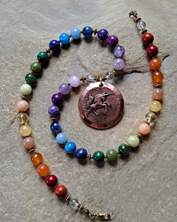 Regenbogenenergie Regenbogen Regenbogenmagie Triquetra Ohm Aum Om Sternzeichen Sternentor Sonne Einhornschmuck Einhorn Einhornkette Venusblume Drache Heilung Metatron Crop Circle Necklace Goddess of Love Healing Stones Crystals Venusflower protect Flower of Life Amulett Göttin Liebe Kette Halskette Heilsteine Lichtbringer Kupferschmuck Symbole Symbolschmuck Harmonie Zauberwesen Valentinstagsgeschenk Geschenk Hochzeitsgeschenk Edelsteinschmuck Edelsteinkette Edelsteinanhänger Heilsteinschmuck Heilsteinanhänger Glücksbringer Schutzsymbol Glückssteine Lebensblume Blume des Lebens Schutzengel Heilige Geometrie Kraftort Kraftorte Runen Futhark Vikings Germanen Vikinger Runenalphabet Runenschutzkreis Alternativschmuck Kelten Keltischer Schmuck Germanen Germanischer Schmuck Magie Baum des Lebens Yggdrasil Triskele Allverbunden Verbundenheit Dreieinigkeit Dreifaltigkeit Einheit Medizinrad Nornen Schicksalsnetz Skulds Netz Skuld Energie Heilsteine Spiegelamulett Sternzeichen Rune Triskele Hochzeitsschmuck Dirndlschmuck Trachtenschmuck Jewellery Pentagram Schutzamulett medicine wheel runes Sonnenamulett Amulett Anhänger