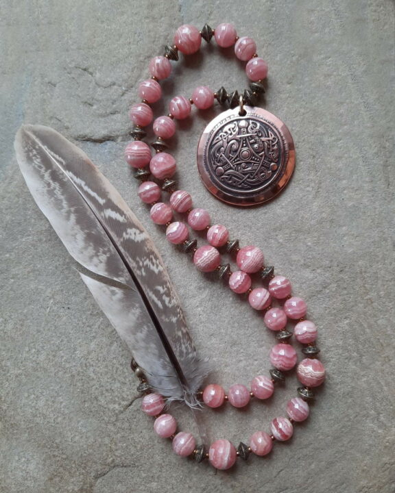 Rhodochrosit Triquetra Ohm Aum Om Sternzeichen Sternentor Sonne Einhornschmuck Einhorn Einhornkette Venusblume Drache Heilung Metatron Crop Circle Necklace Goddess of Love Healing Stones Crystals Venusflower protect Flower of Life Amulett Göttin Liebe Kette Halskette Heilsteine Lichtbringer Kupferschmuck Symbole Symbolschmuck Harmonie Zauberwesen Valentinstagsgeschenk Geschenk Hochzeitsgeschenk Edelsteinschmuck Edelsteinkette Edelsteinanhänger Heilsteinschmuck Heilsteinanhänger Glücksbringer Schutzsymbol Glückssteine Lebensblume Blume des Lebens Schutzengel Heilige Geometrie Kraftort Kraftorte Runen Futhark Vikings Germanen Vikinger Runenalphabet Runenschutzkreis Alternativschmuck Kelten Keltischer Schmuck Germanen Germanischer Schmuck Magie Baum des Lebens Yggdrasil Triskele Allverbunden Verbundenheit Dreieinigkeit Dreifaltigkeit Einheit Medizinrad Nornen Schicksalsnetz Skulds Netz Skuld Energie Heilsteine Spiegelamulett Sternzeichen Rune Triskele Hochzeitsschmuck Dirndlschmuck Trachtenschmuck Jewellery Pentagram Schutzamulett medicine wheel runes Sonnenamulett Amulett Anhänger