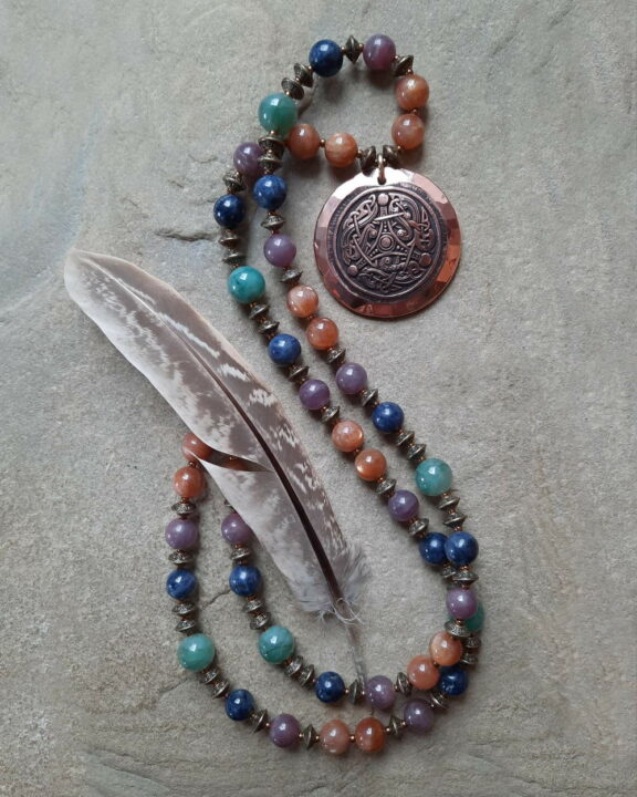 Smaragd Rubin Saphir Sonnenstein Triquetra Ohm Aum Om Sternzeichen Sternentor Sonne Einhornschmuck Einhorn Einhornkette Venusblume Drache Heilung Metatron Crop Circle Necklace Goddess of Love Healing Stones Crystals Venusflower protect Flower of Life Amulett Göttin Liebe Kette Halskette Heilsteine Lichtbringer Kupferschmuck Symbole Symbolschmuck Harmonie Zauberwesen Valentinstagsgeschenk Geschenk Hochzeitsgeschenk Edelsteinschmuck Edelsteinkette Edelsteinanhänger Heilsteinschmuck Heilsteinanhänger Glücksbringer Schutzsymbol Glückssteine Lebensblume Blume des Lebens Schutzengel Heilige Geometrie Kraftort Kraftorte Runen Futhark Vikings Germanen Vikinger Runenalphabet Runenschutzkreis Alternativschmuck Kelten Keltischer Schmuck Germanen Germanischer Schmuck Magie Baum des Lebens Yggdrasil Triskele Allverbunden Verbundenheit Dreieinigkeit Dreifaltigkeit Einheit Medizinrad Nornen Schicksalsnetz Skulds Netz Skuld Energie Heilsteine Spiegelamulett Sternzeichen Rune Triskele Hochzeitsschmuck Dirndlschmuck Trachtenschmuck Jewellery Pentagram Schutzamulett medicine wheel runes Sonnenamulett Amulett Anhänger