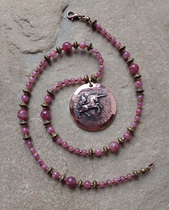 Pink Turmalin Triquetra Ohm Aum Om Sternzeichen Sternentor Sonne Einhornschmuck Einhorn Einhornkette Venusblume Drache Heilung Metatron Crop Circle Necklace Goddess of Love Healing Stones Crystals Venusflower protect Flower of Life Amulett Göttin Liebe Kette Halskette Heilsteine Lichtbringer Kupferschmuck Symbole Symbolschmuck Harmonie Zauberwesen Valentinstagsgeschenk Geschenk Hochzeitsgeschenk Edelsteinschmuck Edelsteinkette Edelsteinanhänger Heilsteinschmuck Heilsteinanhänger Glücksbringer Schutzsymbol Glückssteine Lebensblume Blume des Lebens Schutzengel Heilige Geometrie Kraftort Kraftorte Runen Futhark Vikings Germanen Vikinger Runenalphabet Runenschutzkreis Alternativschmuck Kelten Keltischer Schmuck Germanen Germanischer Schmuck Magie Baum des Lebens Yggdrasil Triskele Allverbunden Verbundenheit Dreieinigkeit Dreifaltigkeit Einheit Medizinrad Nornen Schicksalsnetz Skulds Netz Skuld Energie Heilsteine Spiegelamulett Sternzeichen Rune Triskele Hochzeitsschmuck Dirndlschmuck Trachtenschmuck Jewellery Pentagram Schutzamulett medicine wheel runes Sonnenamulett Amulett Anhänger Kornkreis Kornkreis Crop circle Unicorn Aquarius Age of Aquarius Neuzeit Neues Zeitalter Celtic jewellery magic Magie Liebe des Lebens