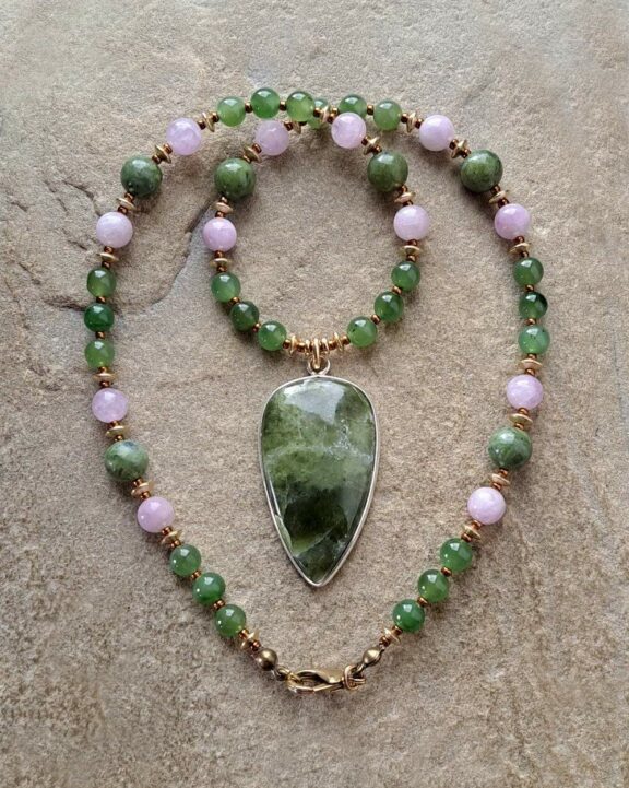 Vassonit Kunzit Jade Nephrit Triquetra Ohm Aum Om Sternzeichen Sternentor Sonne Sonnenamulett Sonnenschmuck Einhornschmuck Einhorn Einhornkette Venusblume Drache Heilung Metatron Crop Circle Necklace Goddess of Love Healing Stones Crystals Venusflower protect Flower of Life Amulett Göttin Liebe Kette Halskette Heilsteine Lichtbringer Kupferschmuck Symbole Symbolschmuck Harmonie Zauberwesen Valentinstagsgeschenk Geschenk Hochzeitsgeschenk Edelsteinschmuck Edelsteinkette Edelsteinanhänger Heilsteinschmuck Heilsteinanhänger Glücksbringer Schutzsymbol Glückssteine Lebensblume Blume des Lebens Schutzengel Heilige Geometrie Kraftort Kraftorte Runen Futhark Vikings Germanen Vikinger Runenalphabet Runenschutzkreis Alternativschmuck Kelten Keltischer Schmuck Germanen Germanischer Schmuck Magie Baum des Lebens Yggdrasil Triskele Allverbunden Verbundenheit Dreieinigkeit Dreifaltigkeit Einheit Medizinrad Nornen Schicksalsnetz Skulds Netz Skuld Energie Heilsteine Spiegelamulett Sternzeichen Rune Triskele Hochzeitsschmuck Dirndlschmuck Trachtenschmuck Jewellery Pentagram Schutzamulett medicine wheel runes Sonnenamulett Amulett Anhänger Kornkreis Kornkreis Crop circle Unicorn Aquarius Age of Aquarius Neuzeit Neues Zeitalter Celtic jewellery magic Magie Liebe des Lebens göttlich devine Sternzeichenschmuck Opalschmuck Kristall Lemuria Atlantis