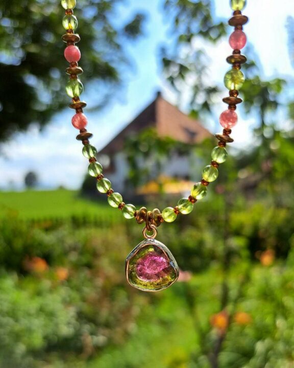 Peridot Turmalin Pink Turmalin Wassermelonenturmalin Triquetra Ohm Aum Om Sternzeichen Sternentor Sonne Sonnenamulett Sonnenschmuck Einhornschmuck Einhorn Einhornkette Venusblume Drache Heilung Metatron Crop Circle Necklace Goddess of Love Healing Stones Crystals Venusflower protect Flower of Life Amulett Göttin Liebe Kette Halskette Heilsteine Lichtbringer Kupferschmuck Symbole Symbolschmuck Harmonie Zauberwesen Valentinstagsgeschenk Geschenk Hochzeitsgeschenk Edelsteinschmuck Edelsteinkette Edelsteinanhänger Heilsteinschmuck Heilsteinanhänger Glücksbringer Schutzsymbol Glückssteine Lebensblume Blume des Lebens Schutzengel Heilige Geometrie Kraftort Kraftorte Runen Futhark Vikings Germanen Vikinger Runenalphabet Runenschutzkreis Alternativschmuck Kelten Keltischer Schmuck Germanen Germanischer Schmuck Magie Baum des Lebens Yggdrasil Triskele Allverbunden Verbundenheit Dreieinigkeit Dreifaltigkeit Einheit Medizinrad Nornen Schicksalsnetz Skulds Netz Skuld Energie Heilsteine Spiegelamulett Sternzeichen Rune Triskele Hochzeitsschmuck Dirndlschmuck Trachtenschmuck Jewellery Pentagram Schutzamulett medicine wheel runes Sonnenamulett Amulett Anhänger Kornkreis Kornkreis Crop circle Unicorn Aquarius Age of Aquarius Neuzeit Neues Zeitalter Celtic jewellery magic Magie Liebe des Lebens göttlich devine Sternzeichenschmuck Opalschmuck Kristall Lemuria Atlantis