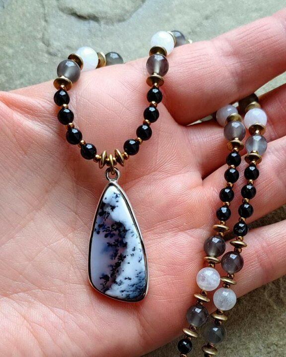 Dendriten Opal Grauer Mondstein Turmalin Mondstein Triquetra Ohm Aum Om Sternzeichen Sternentor Sonne Sonnenamulett Sonnenschmuck Einhornschmuck Einhorn Einhornkette Venusblume Drache Heilung Metatron Crop Circle Necklace Goddess of Love Healing Stones Crystals Venusflower protect Flower of Life Amulett Göttin Liebe Kette Halskette Heilsteine Lichtbringer Kupferschmuck Symbole Symbolschmuck Harmonie Zauberwesen Valentinstagsgeschenk Geschenk Hochzeitsgeschenk Edelsteinschmuck Edelsteinkette Edelsteinanhänger Heilsteinschmuck Heilsteinanhänger Glücksbringer Schutzsymbol Glückssteine Lebensblume Blume des Lebens Schutzengel Heilige Geometrie Kraftort Kraftorte Runen Futhark Vikings Germanen Vikinger Runenalphabet Runenschutzkreis Alternativschmuck Kelten Keltischer Schmuck Germanen Germanischer Schmuck Magie Baum des Lebens Yggdrasil Triskele Allverbunden Verbundenheit Dreieinigkeit Dreifaltigkeit Einheit Medizinrad Nornen Schicksalsnetz Skulds Netz Skuld Energie Heilsteine Spiegelamulett Sternzeichen Rune Triskele Hochzeitsschmuck Dirndlschmuck Trachtenschmuck Jewellery Pentagram Schutzamulett medicine wheel runes Sonnenamulett Amulett Anhänger Kornkreis Kornkreis Crop circle Unicorn Aquarius Age of Aquarius Neuzeit Neues Zeitalter Celtic jewellery magic Magie Liebe des Lebens göttlich devine Sternzeichenschmuck Opalschmuck Kristall Lemuria Atlantis weisser Labradorit