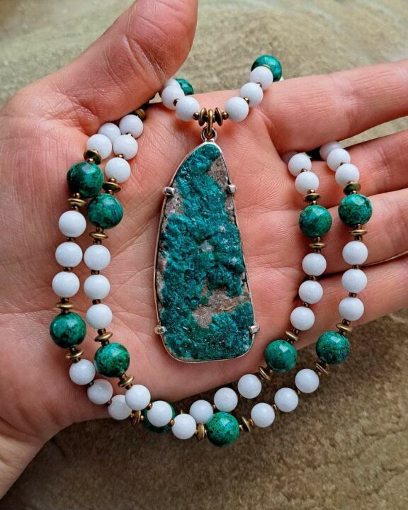 Achat Chrysokoll agate chrysocolla Chromdiopsid chromium diopside pendant Triquetra Ohm Aum Om Sternzeichen Sternentor Sonne Sonnenamulett Sonnenschmuck Einhornschmuck Einhorn Einhornkette Venusblume Drache Heilung Metatron Crop Circle Necklace Goddess of Love Healing Stones Crystals Venusflower protect Flower of Life Amulett Göttin Liebe Kette Halskette Heilsteine Lichtbringer Kupferschmuck Symbole Symbolschmuck Harmonie Zauberwesen Valentinstagsgeschenk Geschenk Hochzeitsgeschenk Edelsteinschmuck Edelsteinkette Edelsteinanhänger Heilsteinschmuck Heilsteinanhänger Glücksbringer Schutzsymbol Glückssteine Lebensblume Blume des Lebens Schutzengel Heilige Geometrie Kraftort Kraftorte Runen Futhark Vikings Germanen Vikinger Runenalphabet Runenschutzkreis Alternativschmuck Kelten Keltischer Schmuck Germanen Germanischer Schmuck Magie Baum des Lebens Yggdrasil Triskele Allverbunden Verbundenheit Dreieinigkeit Dreifaltigkeit Einheit Medizinrad Nornen Schicksalsnetz Skulds Netz Skuld Energie Heilsteine Spiegelamulett Sternzeichen Rune Triskele Hochzeitsschmuck Dirndlschmuck Trachtenschmuck Jewellery Pentagram Schutzamulett medicine wheel runes Sonnenamulett Amulett Anhänger Kornkreis Kornkreis Crop circle Unicorn Aquarius Age of Aquarius Neuzeit Neues Zeitalter Celtic jewellery magic Magie Liebe des Lebens göttlich devine Sternzeichenschmuck Opalschmuck Kristall Lemuria Atlantis Silberfassung silbergefasst mystic beeing Hochzeitsschmuck Hochzeitschmuck