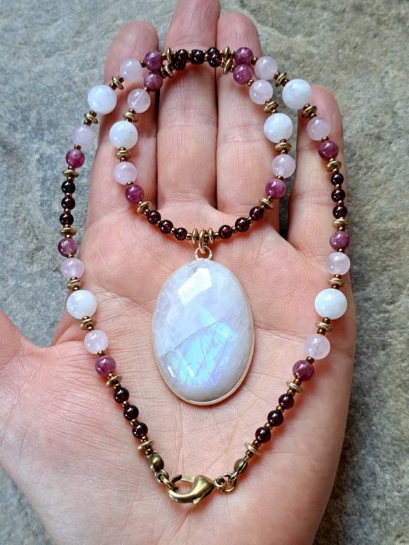 Modnsteinamulett Modnsteinkette Mondsteinanhänger moonstone pendant moonstone necklace moonstone amulet Regenbogenmondstein rainbow moonstone Granat garnet Rosenquarz rose quartz pink Turmalin pink tourmaline Triquetra Ohm Aum Om Sternzeichen Sternentor Sonne Sonnenamulett Sonnenschmuck Einhornschmuck Einhorn Einhornkette Venusblume Drache Heilung Metatron Crop Circle Necklace Goddess of Love Healing Stones Crystals Venusflower protect Flower of Life Amulett Göttin Liebe Kette Halskette Heilsteine Lichtbringer Kupferschmuck Symbole Symbolschmuck Harmonie Zauberwesen Valentinstagsgeschenk Geschenk Hochzeitsgeschenk Edelsteinschmuck Edelsteinkette Edelsteinanhänger Heilsteinschmuck Heilsteinanhänger Glücksbringer Schutzsymbol Glückssteine Lebensblume Blume des Lebens Schutzengel Heilige Geometrie Kraftort Kraftorte Runen Futhark Vikings Germanen Vikinger Runenalphabet Runenschutzkreis Alternativschmuck Kelten Keltischer Schmuck Germanen Germanischer Schmuck Magie Baum des Lebens Yggdrasil Triskele Allverbunden Verbundenheit Dreieinigkeit Dreifaltigkeit Einheit Medizinrad Nornen Schicksalsnetz Skulds Netz Skuld Energie Heilsteine Spiegelamulett Sternzeichen Rune Triskele Hochzeitsschmuck Dirndlschmuck Trachtenschmuck Jewellery Pentagram Schutzamulett medicine wheel runes Sonnenamulett Amulett Anhänger Kornkreis Kornkreis Crop circle Unicorn Aquarius Age of Aquarius Neuzeit Neues Zeitalter Celtic jewellery magic Magie Liebe des Lebens göttlich devine Sternzeichenschmuck Opalschmuck Kristall Lemuria Atlantis Silberfassung silbergefasst mystic beeing Hochzeitsschmuck Hochzeitschmuck Heilenergien healingenergies healing energies Metatronwürfel Engelarbeit Engelenergie Steinenergie Energiedersteine Engel Seraphim Yogawerkzeug Yogatool Yogatools Reikiitools Reikiitool Reikitool Reikitools