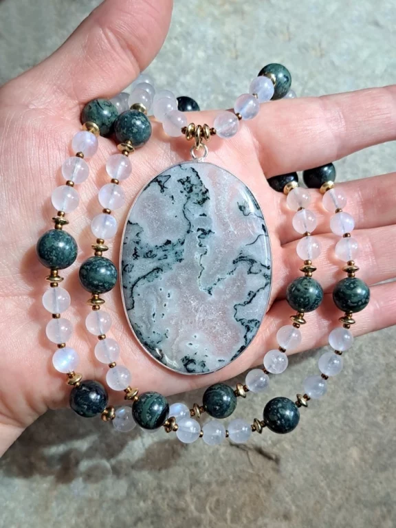 Eldarit eldarite Moosachat moss agate Moosachatamulett Moosachatkette Moosachatanhänger moss agate pendant moss agate necklace moss agate amulet Mondstein moonstone Regenbogenmondstein rainbow moonstone Triquetra Ohm Aum Om Sternzeichen Sternentor Sonne Sonnenamulett Sonnenschmuck Einhornschmuck Einhorn Einhornkette Venusblume Drache Heilung Metatron Crop Circle Necklace Goddess of Love Healing Stones Crystals Venusflower protect Flower of Life Amulett Göttin Liebe Kette Halskette Heilsteine Lichtbringer Kupferschmuck Symbole Symbolschmuck Harmonie Zauberwesen Valentinstagsgeschenk Geschenk Hochzeitsgeschenk Edelsteinschmuck Edelsteinkette Edelsteinanhänger Heilsteinschmuck Heilsteinanhänger Glücksbringer Schutzsymbol Glückssteine Lebensblume Blume des Lebens Schutzengel Heilige Geometrie Kraftort Kraftorte Runen Futhark Vikings Germanen Vikinger Runenalphabet Runenschutzkreis Alternativschmuck Kelten Keltischer Schmuck Germanen Germanischer Schmuck Magie Baum des Lebens Yggdrasil Triskele Allverbunden Verbundenheit Dreieinigkeit Dreifaltigkeit Einheit Medizinrad Nornen Schicksalsnetz Skulds Netz Skuld Energie Heilsteine Spiegelamulett Sternzeichen Rune Triskele Hochzeitsschmuck Dirndlschmuck Trachtenschmuck Jewellery Pentagram Schutzamulett medicine wheel runes Sonnenamulett Amulett Anhänger Kornkreis Kornkreis Crop circle Unicorn Aquarius Age of Aquarius Neuzeit Neues Zeitalter Celtic jewellery magic Magie Liebe des Lebens göttlich devine Sternzeichenschmuck Opalschmuck Kristall Lemuria Atlantis Silberfassung silbergefasst mystic beeing Hochzeitsschmuck Hochzeitschmuck Heilenergien healingenergies healing energies Metatronwürfel Engelarbeit Engelenergie Steinenergie Energiedersteine Engel Seraphim Yogawerkzeug Yogatool Yogatools Reikiitools Reikiitool Reikitool Reikitools