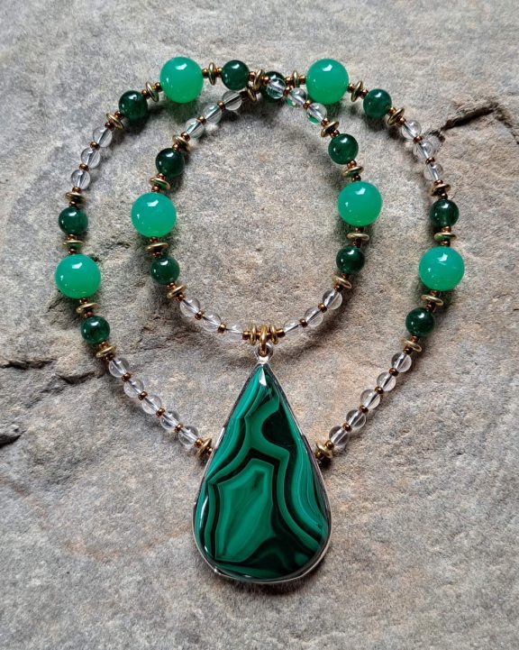 Malachitamulett Malachitkette Malachitanhänger Malachit Chrysopras Kmeite Euchlorit euchlorite malachite pendant malachite necklace malachite amulet kmaite chrysoprase Triquetra Ohm Aum Om Sternzeichen Sternentor Sonne Sonnenamulett Sonnenschmuck Einhornschmuck Einhorn Einhornkette Venusblume Drache Heilung Metatron Crop Circle Necklace Goddess of Love Healing Stones Crystals Venusflower protect Flower of Life Amulett Göttin Liebe Kette Halskette Heilsteine Lichtbringer Kupferschmuck Symbole Symbolschmuck Harmonie Zauberwesen Valentinstagsgeschenk Geschenk Hochzeitsgeschenk Edelsteinschmuck Edelsteinkette Edelsteinanhänger Heilsteinschmuck Heilsteinanhänger Glücksbringer Schutzsymbol Glückssteine Lebensblume Blume des Lebens Schutzengel Heilige Geometrie Kraftort Kraftorte Runen Futhark Vikings Germanen Vikinger Runenalphabet Runenschutzkreis Alternativschmuck Kelten Keltischer Schmuck Germanen Germanischer Schmuck Magie Baum des Lebens Yggdrasil Triskele Allverbunden Verbundenheit Dreieinigkeit Dreifaltigkeit Einheit Medizinrad Nornen Schicksalsnetz Skulds Netz Skuld Energie Heilsteine Spiegelamulett Sternzeichen Rune Triskele Hochzeitsschmuck Dirndlschmuck Trachtenschmuck Jewellery Pentagram Schutzamulett medicine wheel runes Sonnenamulett Amulett Anhänger Kornkreis Kornkreis Crop circle Unicorn Aquarius Age of Aquarius Neuzeit Neues Zeitalter Celtic jewellery magic Magie Liebe des Lebens göttlich devine Sternzeichenschmuck Opalschmuck Kristall Lemuria Atlantis Silberfassung silbergefasst mystic beeing Hochzeitsschmuck Hochzeitschmuck Heilenergien healingenergies healing energies Metatronwürfel Engelarbeit Engelenergie Steinenergie Energiedersteine Engel Seraphim Yogawerkzeug Yogatool Yogatools Reikiitools Reikiitool Reikitool Reikitools Lichtbringer Bergkristall rock crystal