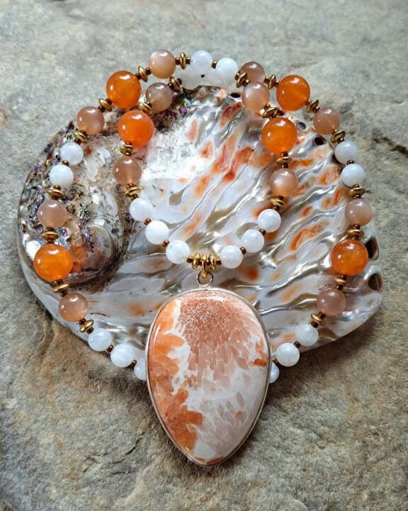 Carneol carnelian Sonnenstein Mondstein Skolezit Skolezitamulett Skolezitkette Skolezitanhänger sunstone moonstone Regenbogenmondstein rainbowmoonstone rainbow moonstone scolecitependant scolecite pendant scolecitenecklace scolecite necklace scoleciteamulet scolecite amulet Triquetra Ohm Aum Om Sternzeichen Sternentor Sonne Sonnenamulett Sonnenschmuck Einhornschmuck Einhorn Einhornkette Venusblume Drache Heilung Metatron Crop Circle Necklace Goddess of Love Healing Stones Crystals Venusflower protect Flower of Life Amulett Göttin Liebe Kette Halskette Heilsteine Lichtbringer Kupferschmuck Symbole Symbolschmuck Harmonie Zauberwesen Valentinstagsgeschenk Geschenk Hochzeitsgeschenk Edelsteinschmuck Edelsteinkette Edelsteinanhänger Heilsteinschmuck Heilsteinanhänger Glücksbringer Schutzsymbol Glückssteine Lebensblume Blume des Lebens Schutzengel Heilige Geometrie Kraftort Kraftorte Runen Futhark Vikings Germanen Vikinger Runenalphabet Runenschutzkreis Alternativschmuck Kelten Keltischer Schmuck Germanen Germanischer Schmuck Magie Baum des Lebens Yggdrasil Triskele Allverbunden Verbundenheit Dreieinigkeit Dreifaltigkeit Einheit Medizinrad Nornen Schicksalsnetz Skulds Netz Skuld Energie Heilsteine Spiegelamulett Sternzeichen Rune Triskele Hochzeitsschmuck Dirndlschmuck Trachtenschmuck Jewellery Pentagram Schutzamulett medicine wheel runes Sonnenamulett Amulett Anhänger Kornkreis Kornkreis Crop circle Unicorn Aquarius Age of Aquarius Neuzeit Neues Zeitalter Celtic jewellery magic Magie Liebe des Lebens göttlich devine Sternzeichenschmuck Opalschmuck Kristall Lemuria Atlantis Silberfassung silbergefasst mystic beeing Hochzeitsschmuck Hochzeitschmuck Heilenergien healingenergies healing energies